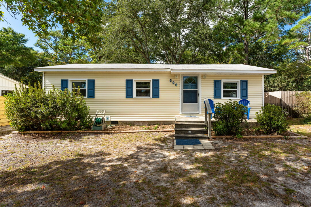 141 NE 15th St in Oak Island, NC - Foto de edificio