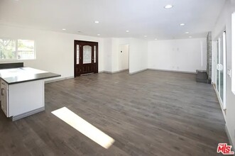 16727 Jersey St in Granada Hills, CA - Foto de edificio - Building Photo