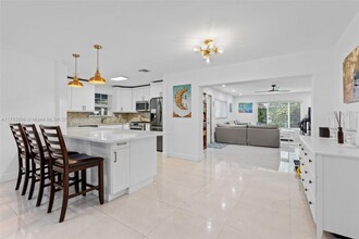9221 SW 16th St in Miami, FL - Building Photo - Building Photo