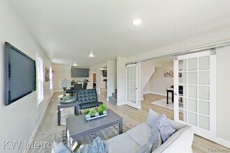 695 Livernois St in Ferndale, MI - Foto de edificio - Building Photo