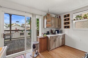 2462 S Howell Ave, Unit 1 First Floor in Milwaukee, WI - Building Photo