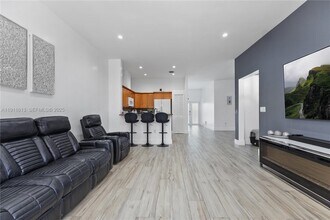 8218 SW 163rd Pl in Miami, FL - Foto de edificio - Building Photo