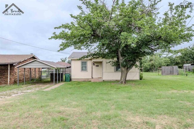 property at 1508 N Victoria Ave