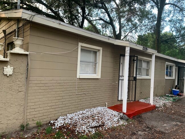 10008 N Lantana Ave in Tampa, FL - Building Photo - Building Photo