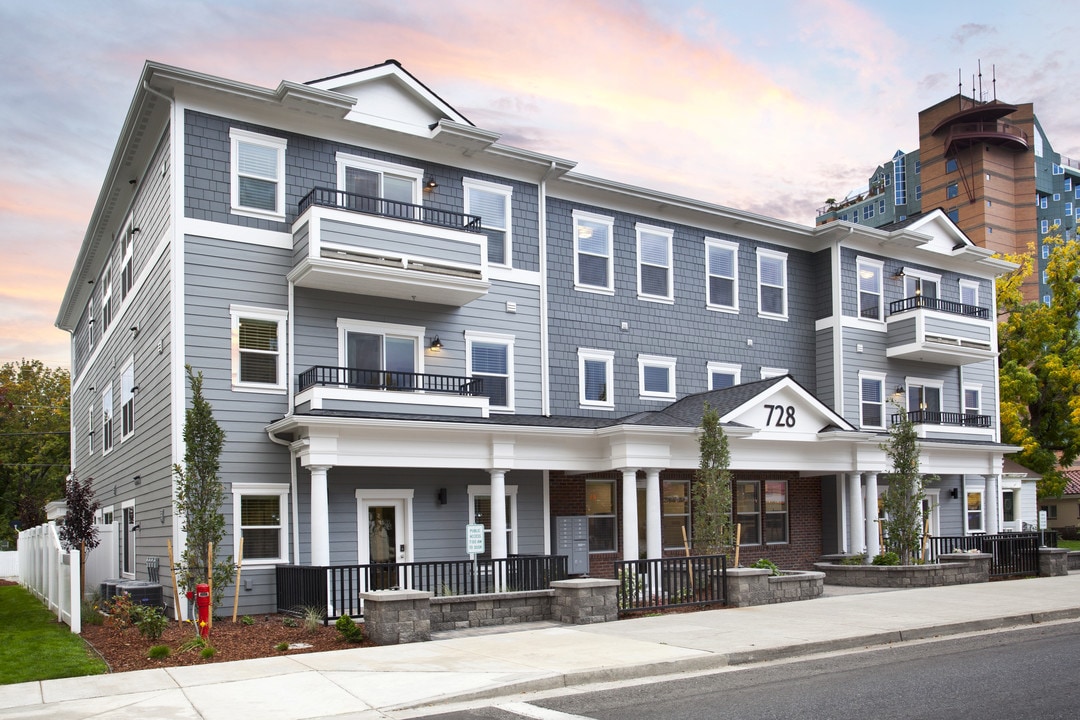728 in Coeur d'Alene, ID - Foto de edificio