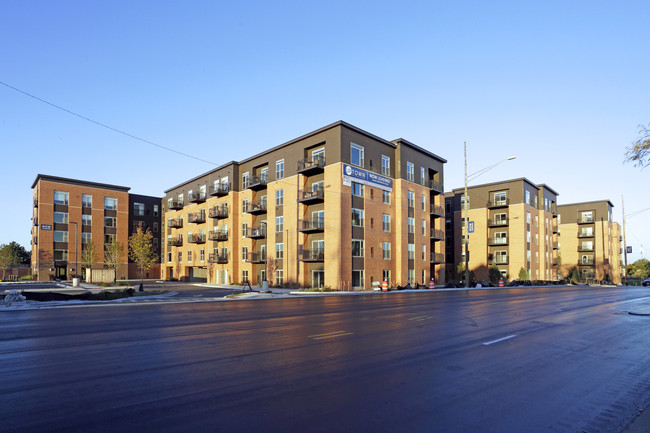 Uptown La Grange in La Grange, IL - Foto de edificio - Building Photo