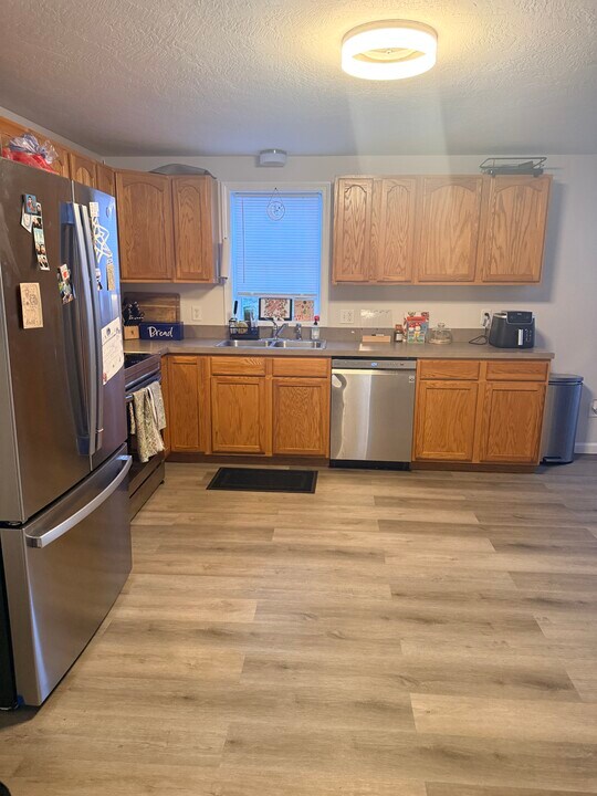 30 Old Woods Rd in Northwood, NH - Building Photo