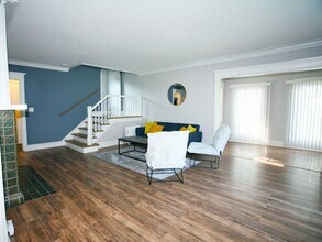 1716 Lee Rd in Cleveland Heights, OH - Foto de edificio - Building Photo