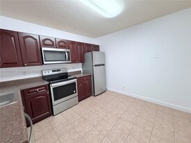 5761 Riverside Dr in Coral Springs, FL - Building Photo