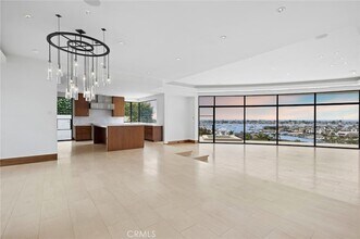 1523 Dolphin Terrace in Newport Beach, CA - Foto de edificio - Building Photo