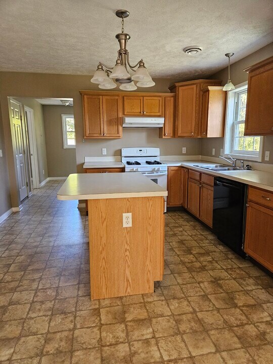 316 W Main St, Unit Upstairs in Middleville, MI - Building Photo