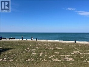 40 Esplanade Ln in Grimsby, ON - Building Photo - Building Photo