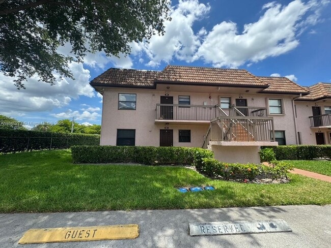 908 NW 106th Terrace in Pembroke Pines, FL - Building Photo - Building Photo