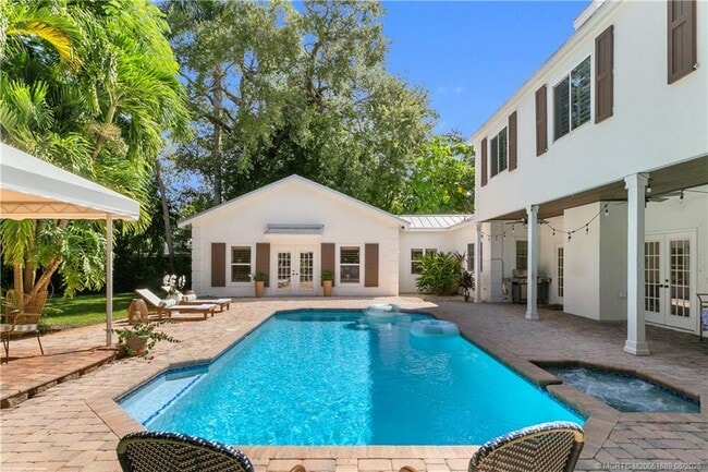 property at 16 Ridgeview Rd N