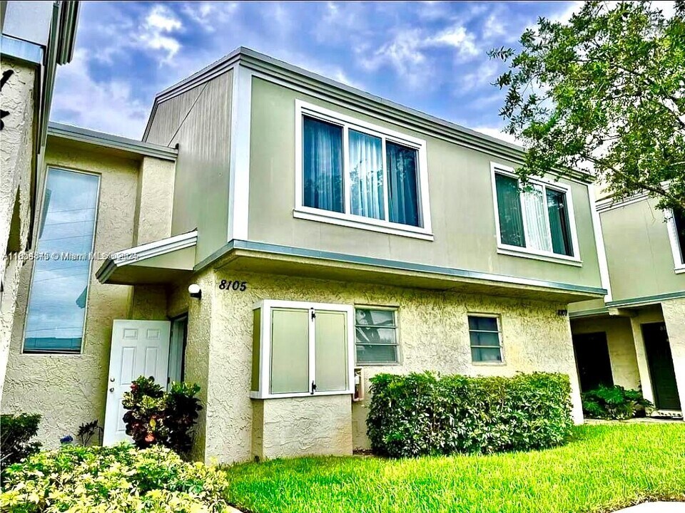 8105 Lagos De Campo Blvd in Tamarac, FL - Building Photo