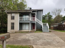 632 B Normal Park Dr in Huntsville, TX - Building Photo