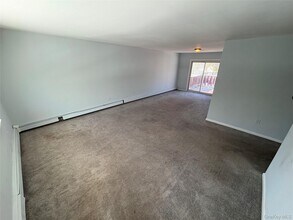 16 Linden St in Coram, NY - Building Photo - Building Photo