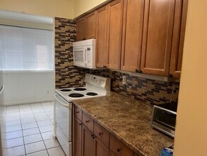 120 Huntington Turnpike in Bridgeport, CT - Building Photo - Building Photo