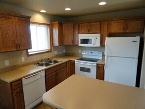 1713 Torrey Pines Dr in Brookings, SD - Building Photo - Building Photo