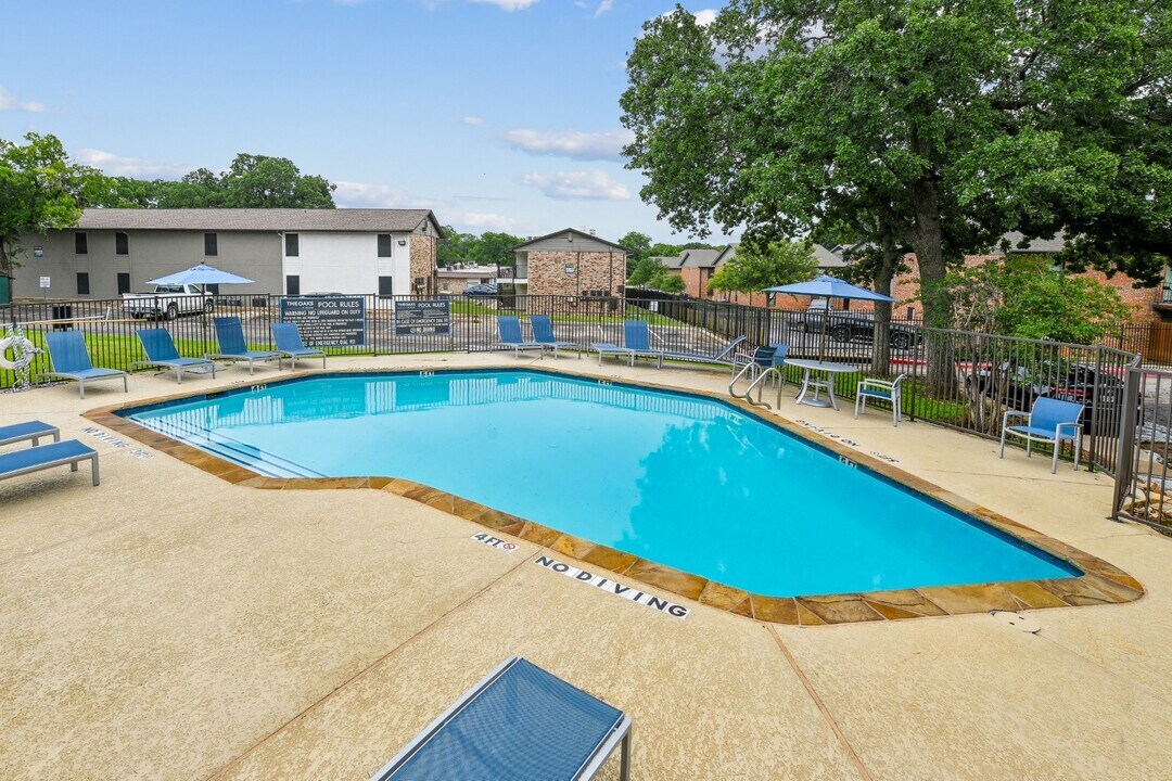 Oaks of Denton in Denton, TX - Building Photo