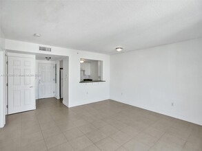 900 SW 8th St, Unit 1407 in Miami, FL - Building Photo - Building Photo