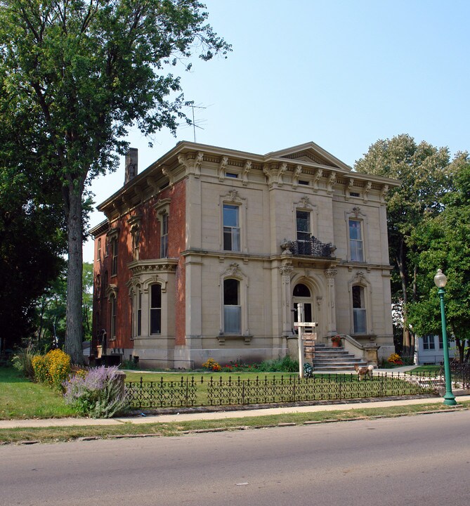 815 E High in Springfield, OH - Foto de edificio