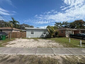 122 NW 6th Ave, Unit 2 in Dania Beach, FL - Building Photo - Building Photo