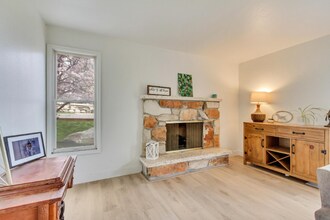 584 Aspen Way in Centerville, UT - Foto de edificio - Building Photo