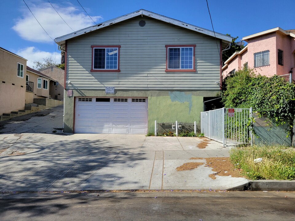 2639 Dobinson St in Los Angeles, CA - Building Photo