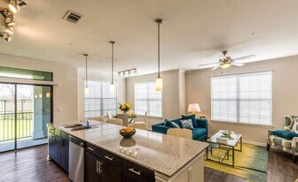 10000 Fannin St in Houston, TX - Building Photo