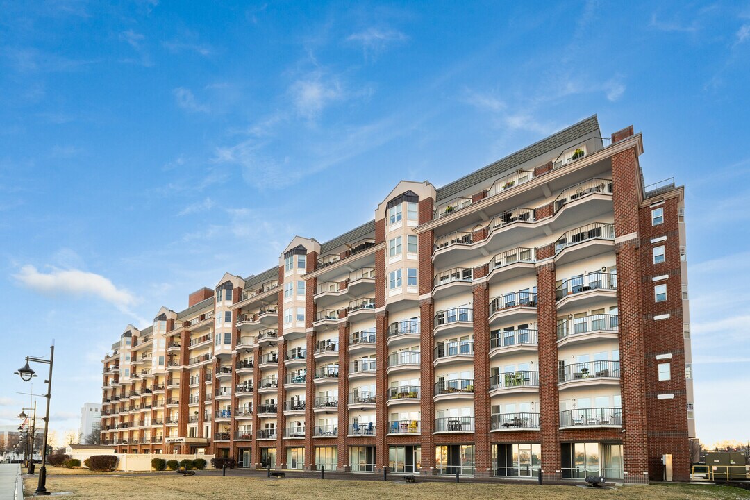 Admiral's Landing in Portsmouth, VA - Building Photo