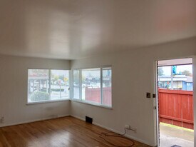 21836 Marine View Dr S in Des Moines, WA - Building Photo