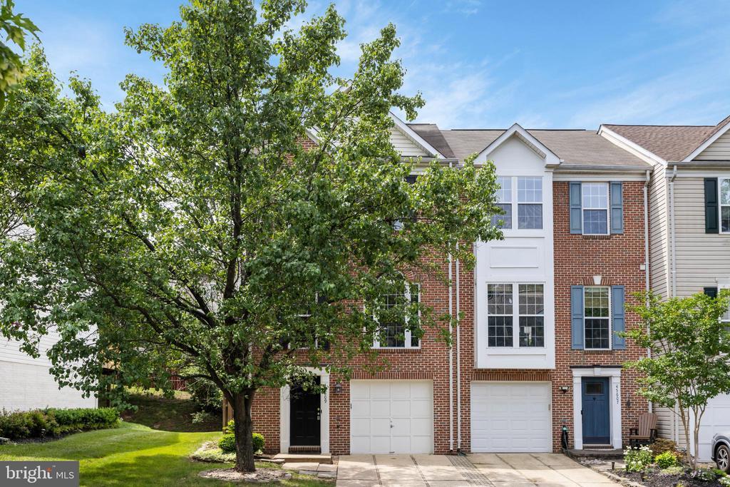 45609 Grand Central Sq in Sterling, VA - Building Photo