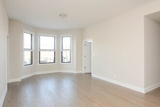 3405 W Fullerton Ave, Unit A06W in Chicago, IL - Foto de edificio - Building Photo