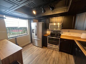 271 W Park Dr in Miami, FL - Building Photo - Building Photo