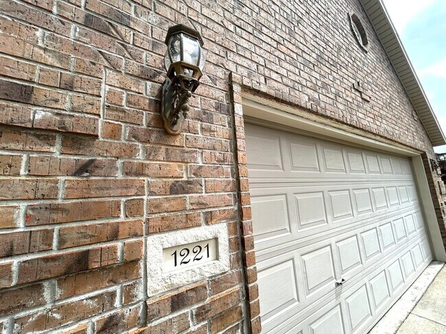 1221 Coventry Ln in Centerton, AR - Foto de edificio - Building Photo