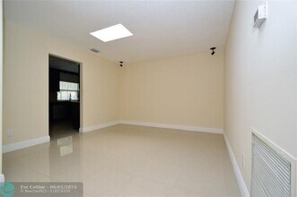8592 NW 7th St in Coral Springs, FL - Building Photo - Building Photo