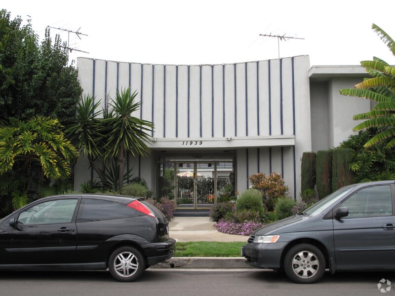 11939 Albers St, Unit 18 in Los Angeles, CA - Building Photo