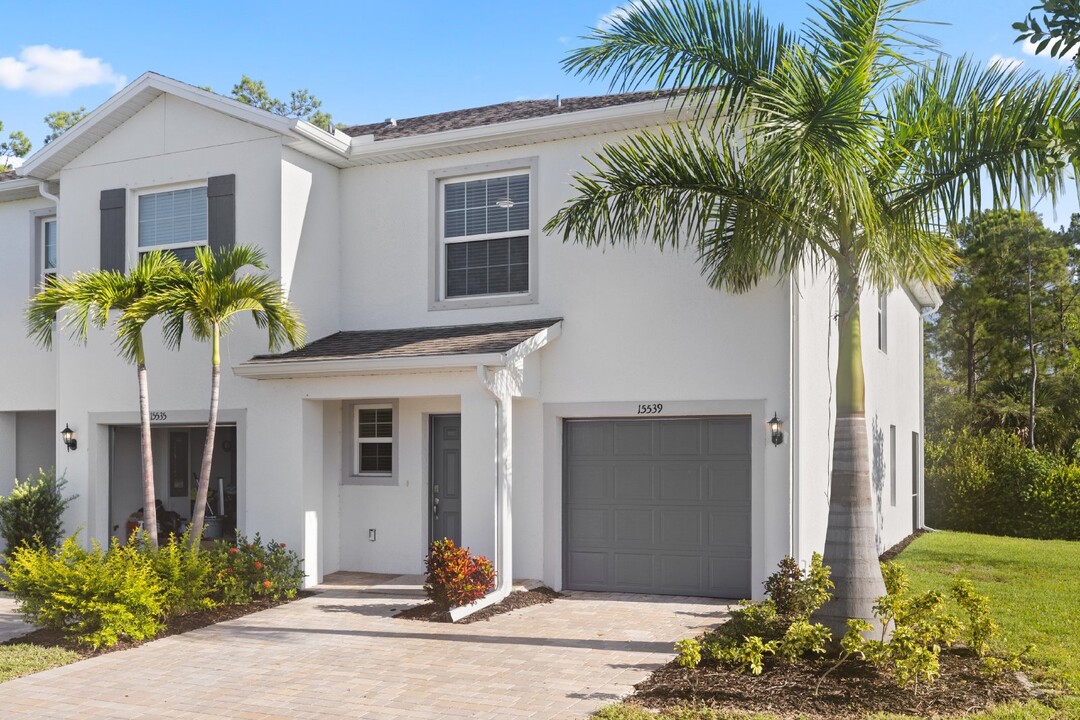 15539 Wildflower Cir in Naples, FL - Building Photo