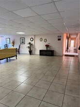 6190 W 19th Ave in Hialeah, FL - Foto de edificio - Building Photo