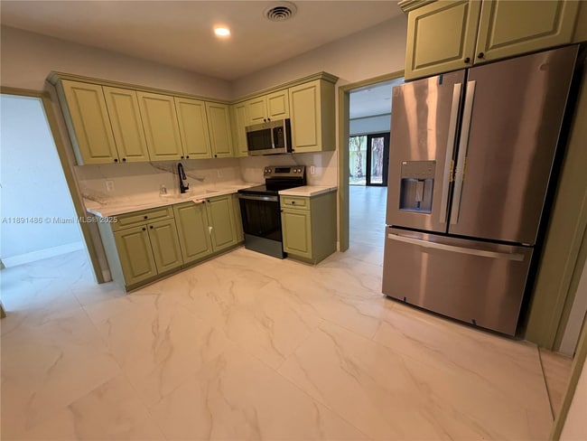 2120 SW 84th Ave in Miami, FL - Building Photo - Building Photo