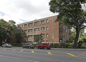 6525 W Sherbrooke Rue O in Montréal, QC - Building Photo - Building Photo