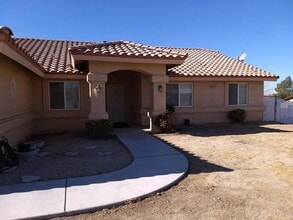 16420 Los Cedros Rd in Victorville, CA - Foto de edificio - Building Photo