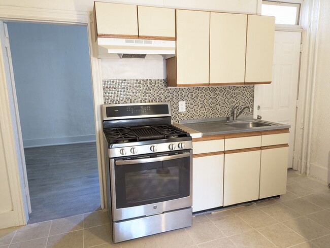 5833 Crittenden St, Unit 1F in Philadelphia, PA - Foto de edificio - Building Photo