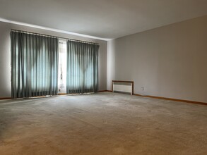 734 Lake Ave, Unit 1 in Lyndhurst, NJ - Building Photo - Building Photo