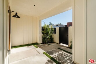 6763 Lexington Ave in Los Angeles, CA - Building Photo - Building Photo