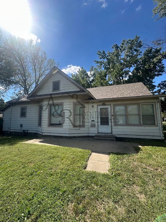 928 E 7th St in Pittsburg, KS - Foto de edificio