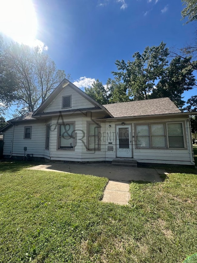 property at 928 E 7th St