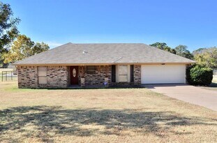 1812 E Bankhead Dr in Weatherford, TX - Building Photo