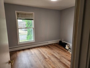 115 E Elm Ave, Unit F1 in Monroe, MI - Foto de edificio - Building Photo